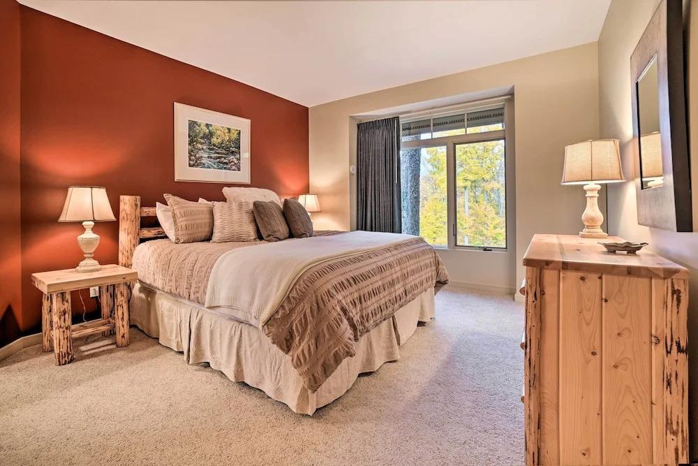 Ski-in/ski-out! Cozy Bellaire Resort Retreat!