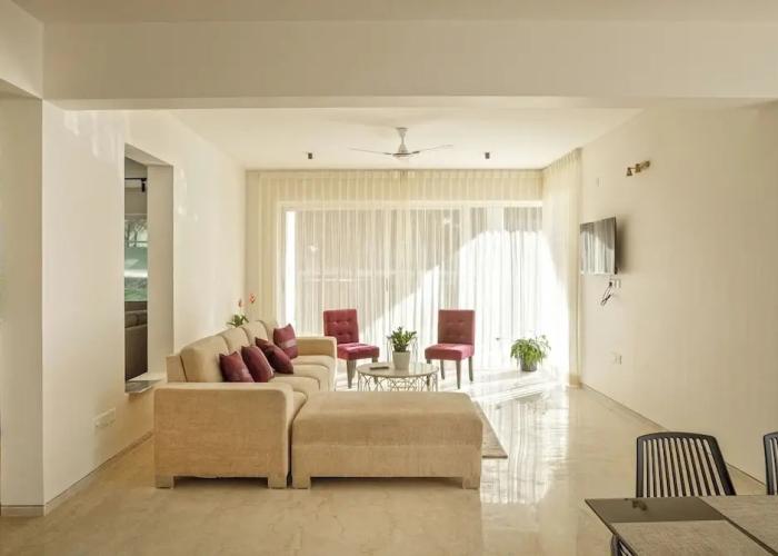Golf View Home by Stayjadelawnprojector