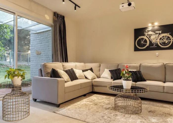 Golf View Home by Stayjadelawnprojector