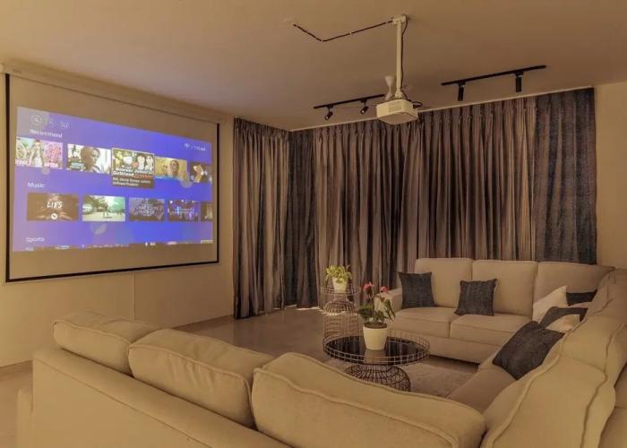 Golf View Home by Stayjadelawnprojector