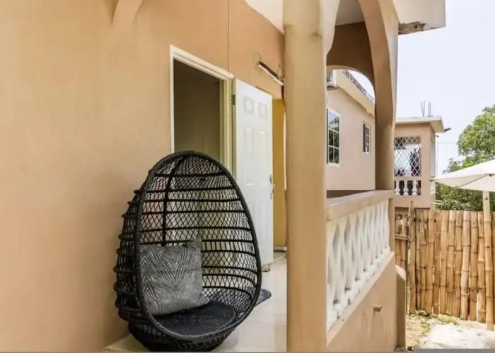 Adorable 1BR Cottage Walk to the Beach Priory