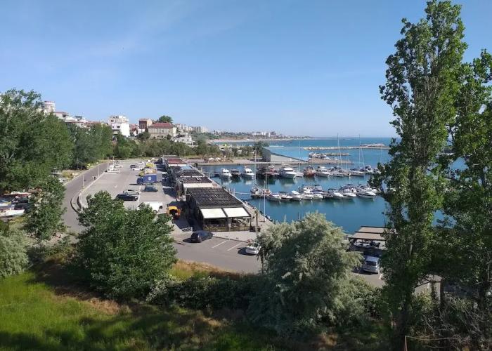 Appartment 3 Rooms, Splendid Position, 1 Minut of Walk to the Black Sea