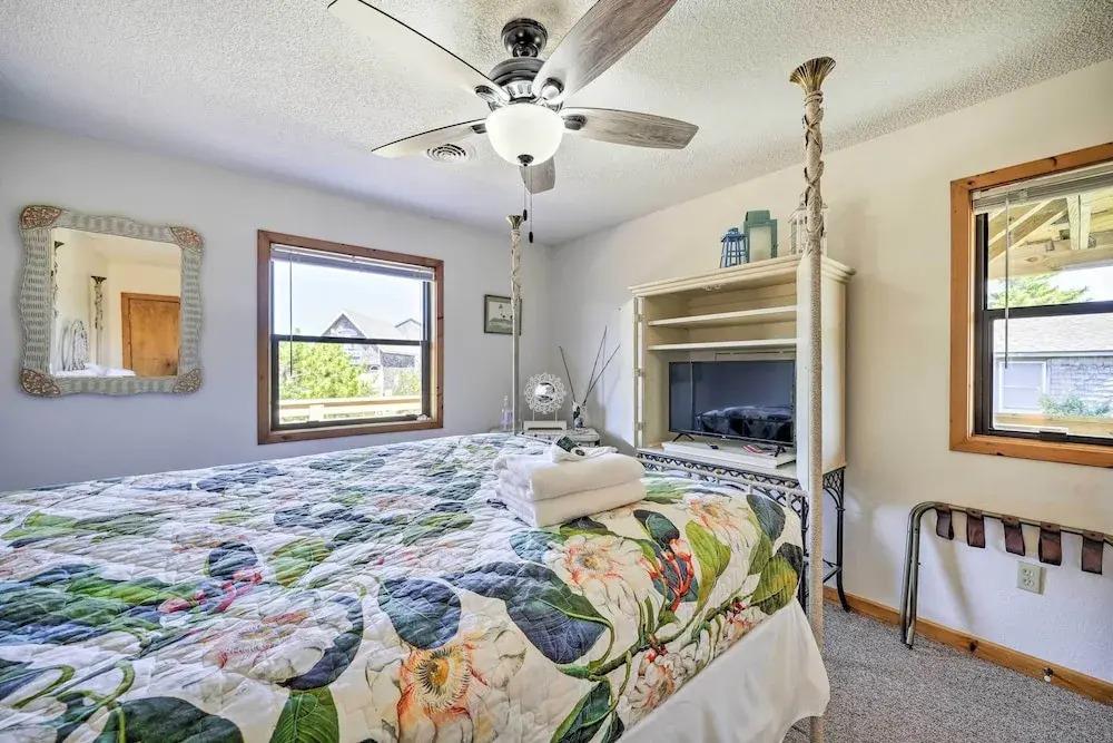 Lovely Avon Home: Walk to Bay & Boat Launch!