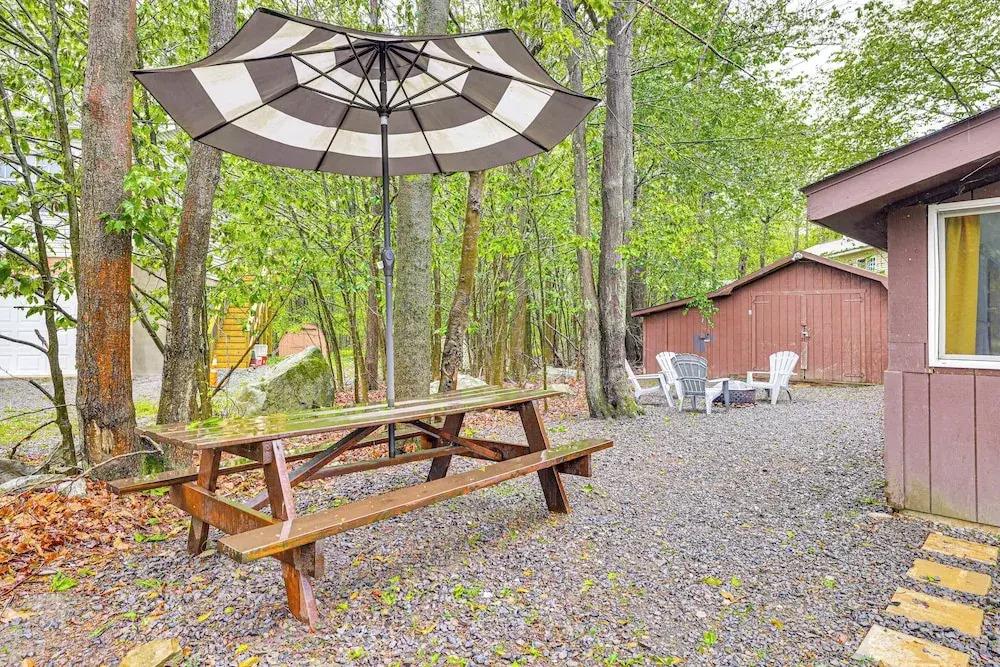 Pool & Lake Access: Family Poconos Cabin w/ Deck