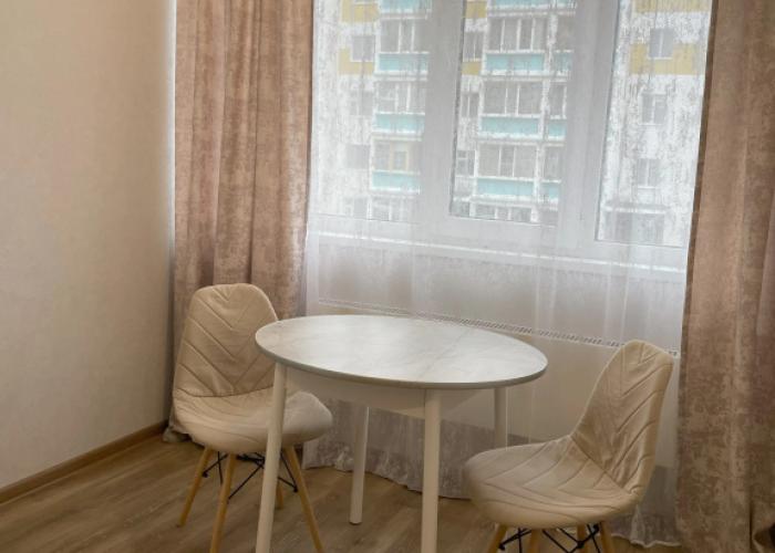 V Tsentre Goroda V 4-M Mikrorayone Flat