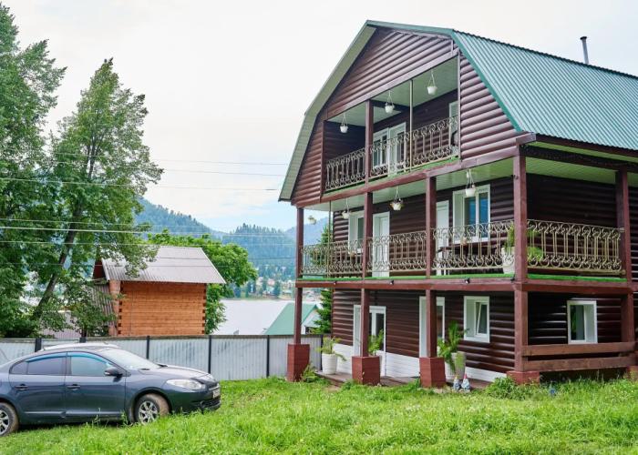 The Bulavkins' Guest Yard  On Teletskoy