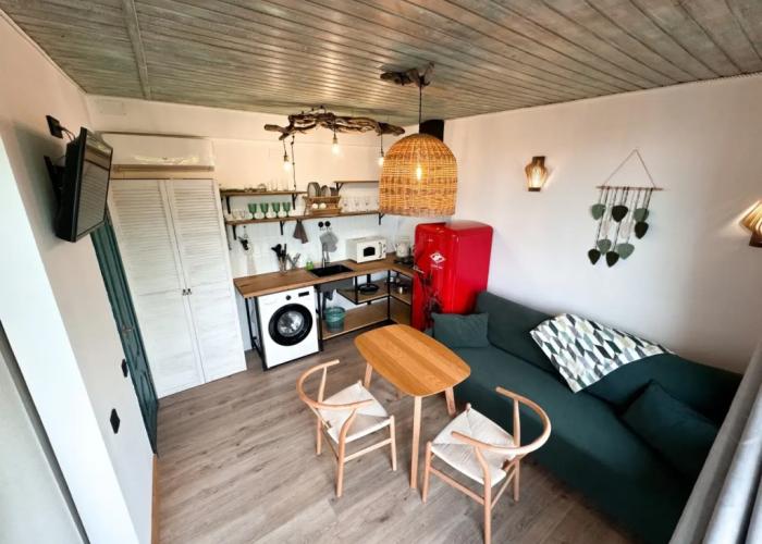 Studiya S Sovremennym Interyerom Flat