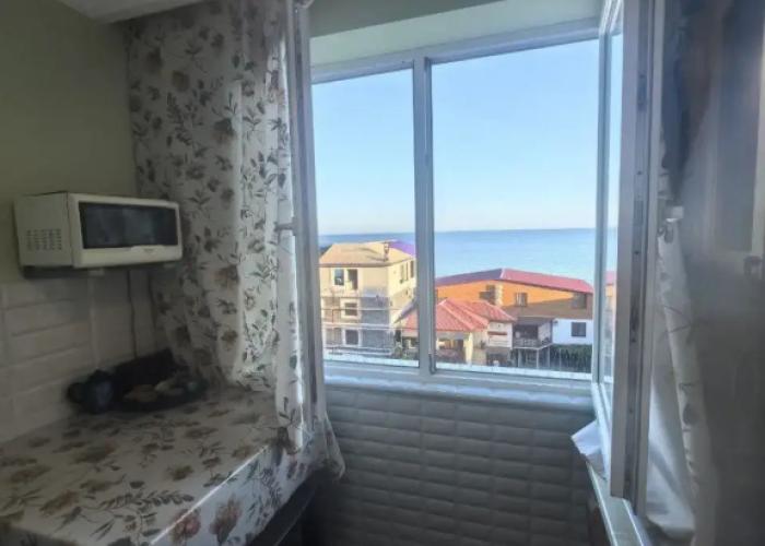 Uyutnaya so Vsemi Udobstvami i Balkonom v 96 Metrakh ot Morya Flat