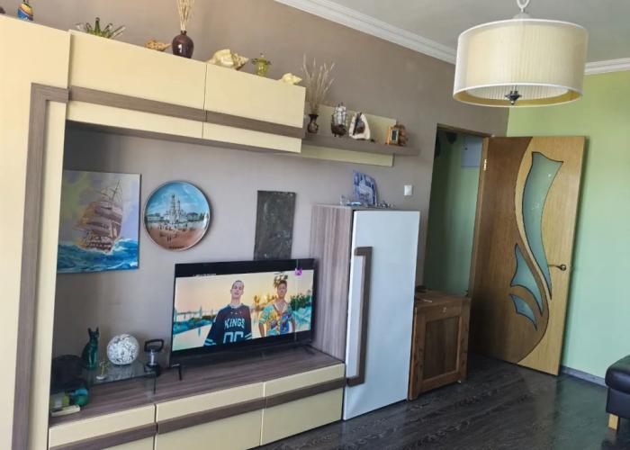 Uyutnaya so Vsemi Udobstvami i Balkonom v 96 Metrakh ot Morya Flat