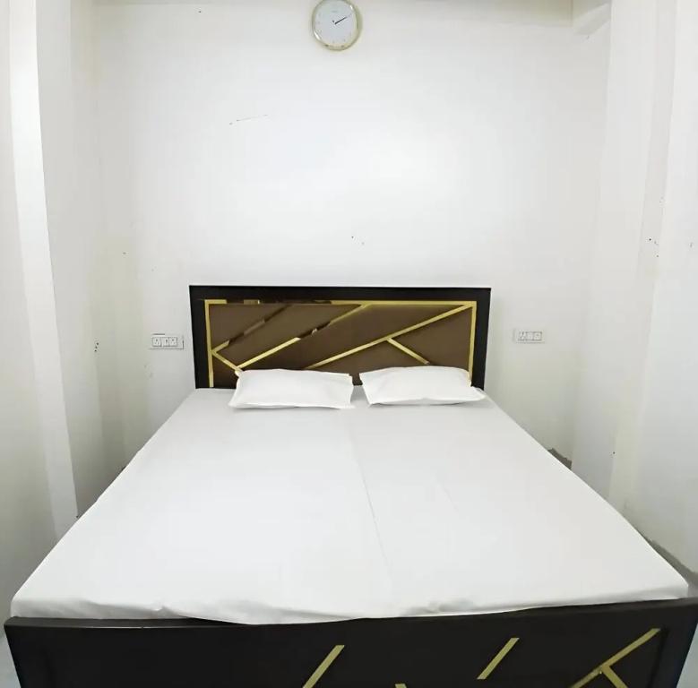 фото Awadh Biharee Inn