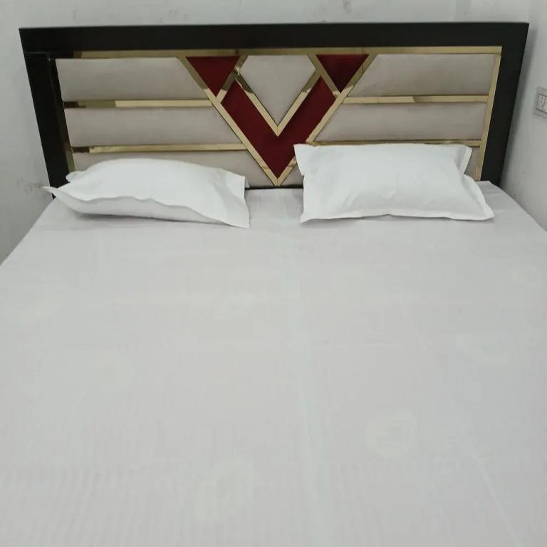 фото Awadh Biharee Inn