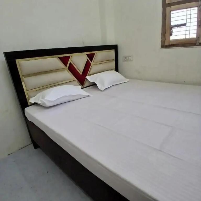 фото Awadh Biharee Inn
