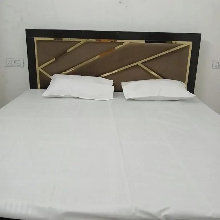 фото Awadh Biharee Inn