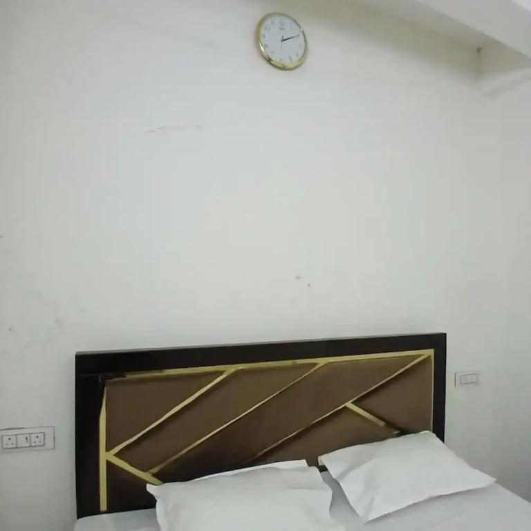 фото Awadh Biharee Inn