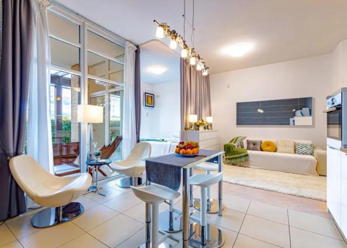 Uyutnaya Studiya S Terrasoy Apartments