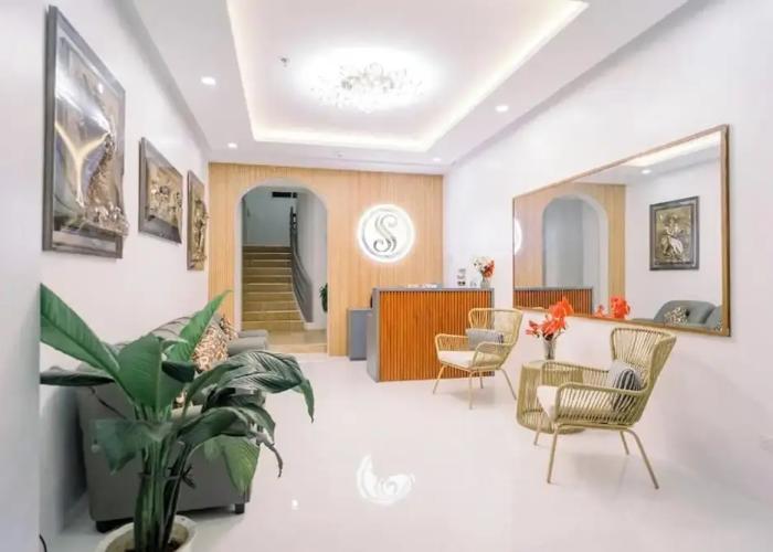 Spotlight Hotel near Hundred Islands wharf