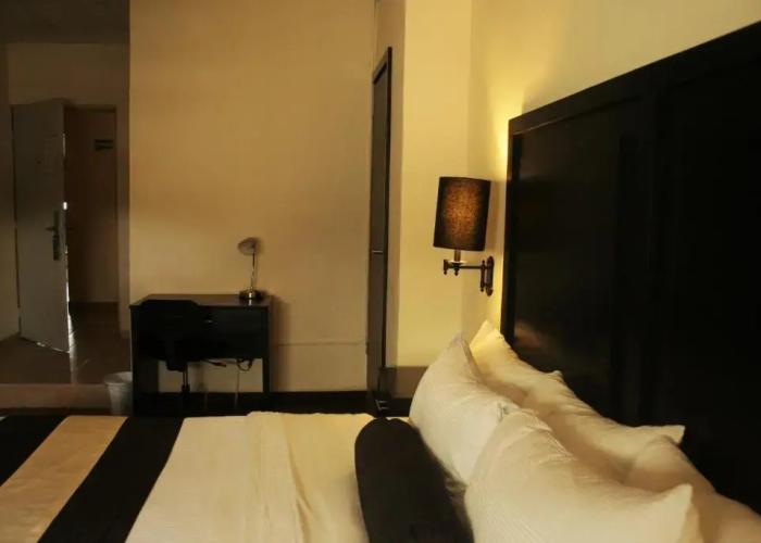 Hotel El Camino Inn & Suites