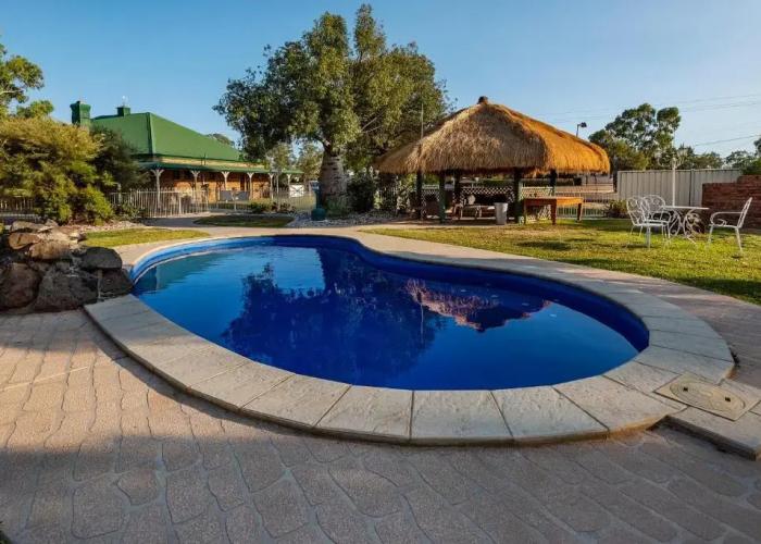 Overlander Homestead Motel