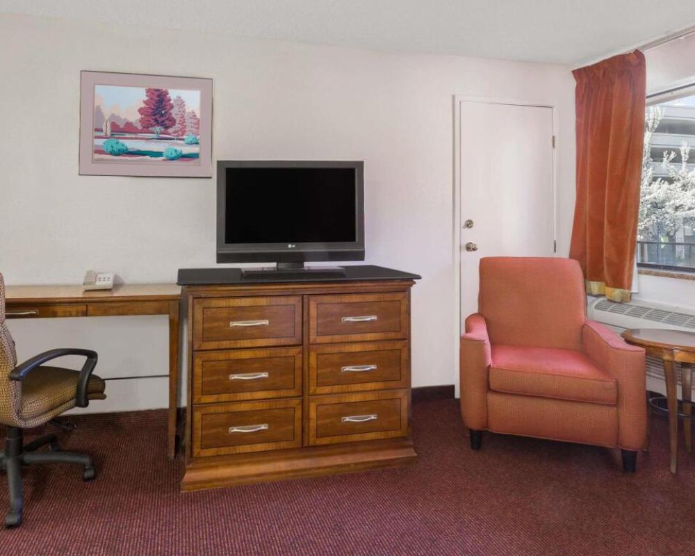 Travelodge by Wyndham Reno Downtown