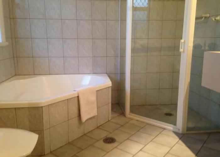 Charles Rasp Motor Inn & Cottages