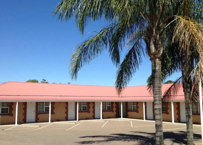 Charles Rasp Motor Inn & Cottages
