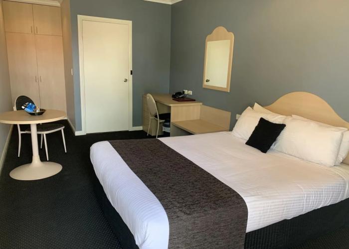 Charles Rasp Motor Inn & Cottages