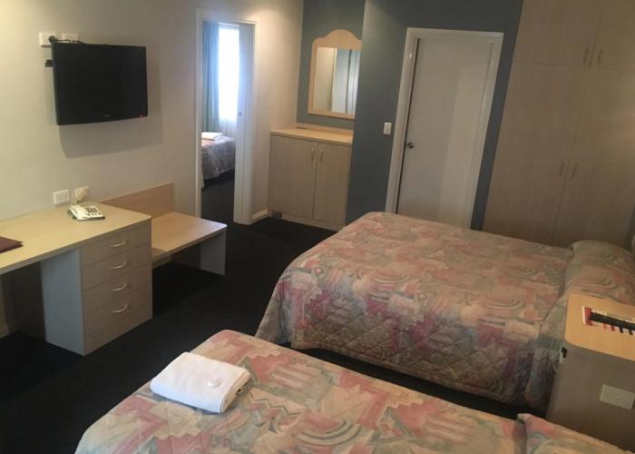 Charles Rasp Motor Inn & Cottages