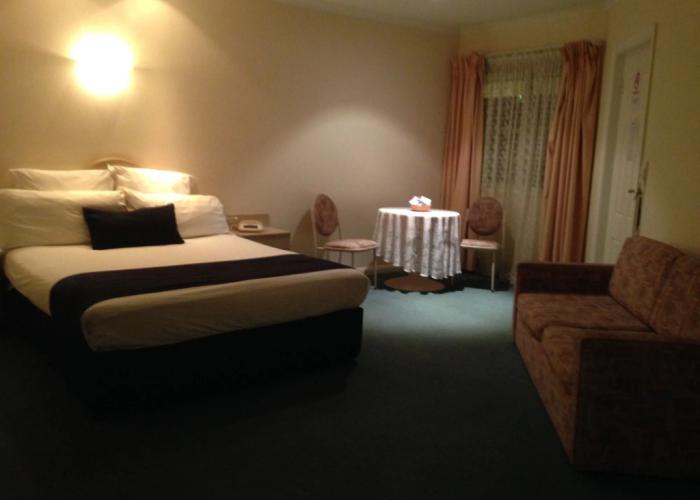 Charles Rasp Motor Inn & Cottages