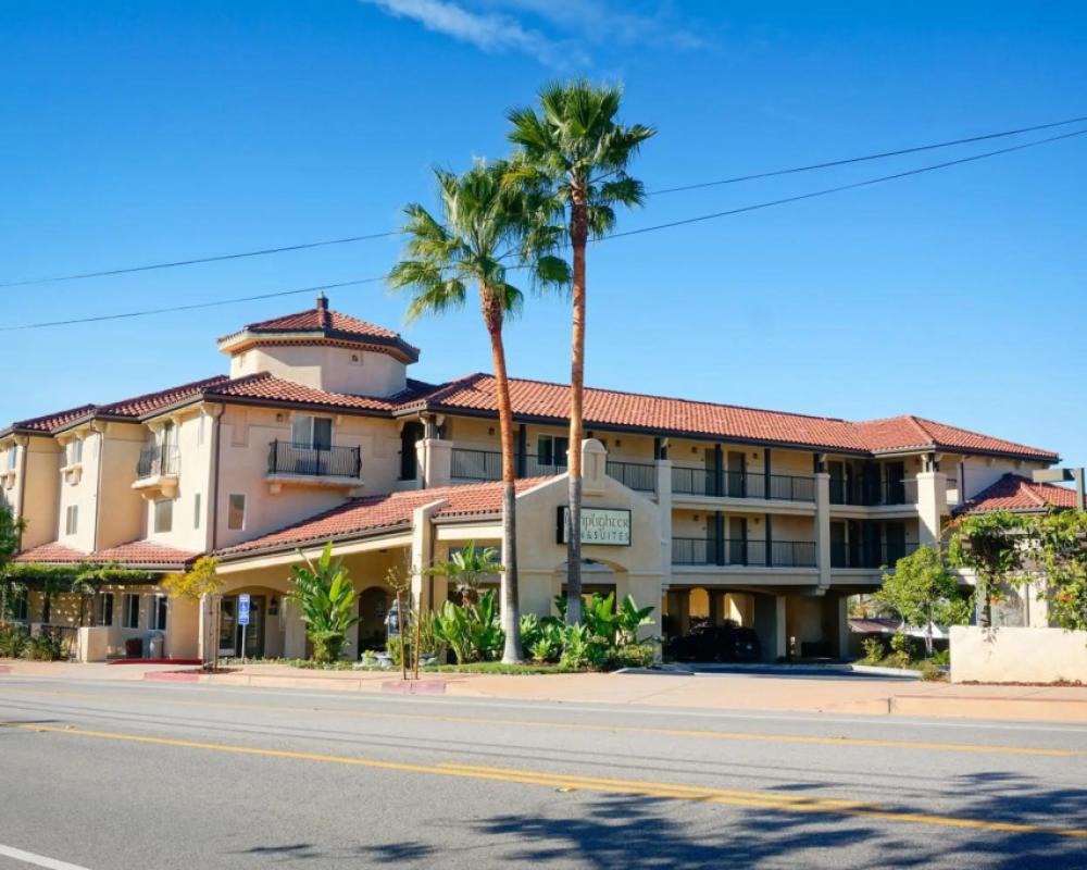 Lamplighter Inn & Suites