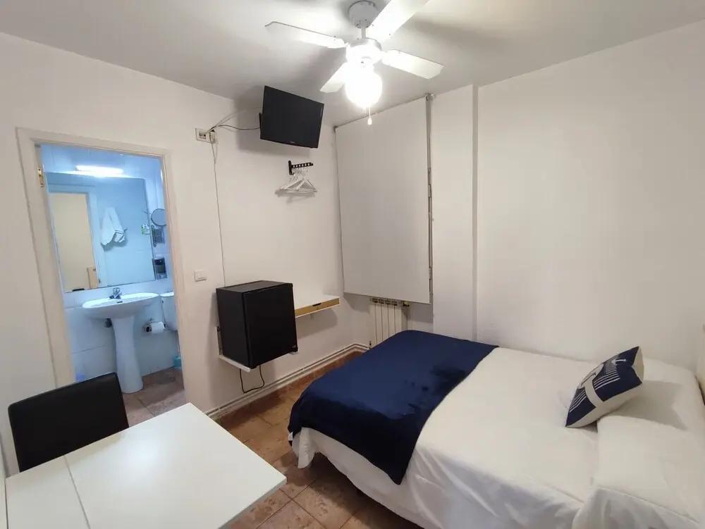 фото Hostal Lucy