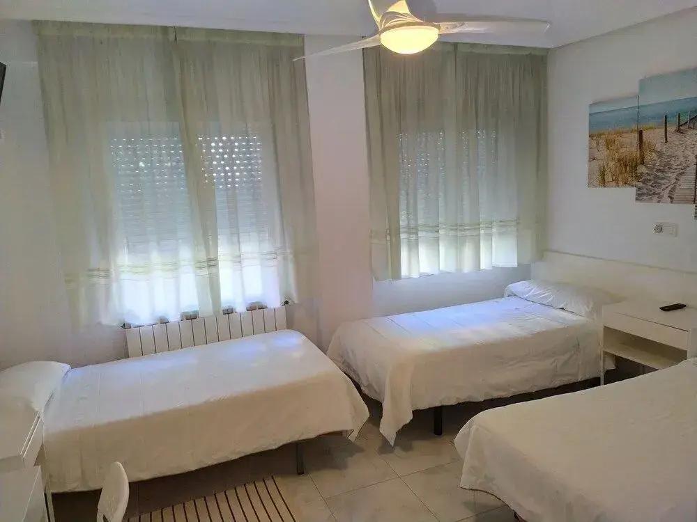 фото Hostal Lucy