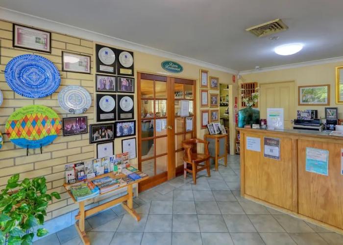 Riverland Motor Inn & River's Restaurant