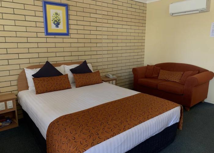 Riverland Motor Inn & River's Restaurant