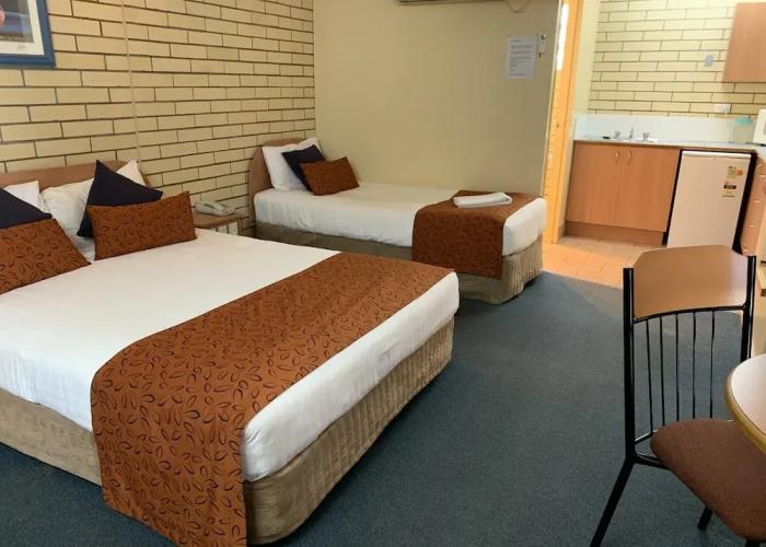Riverland Motor Inn & River's Restaurant
