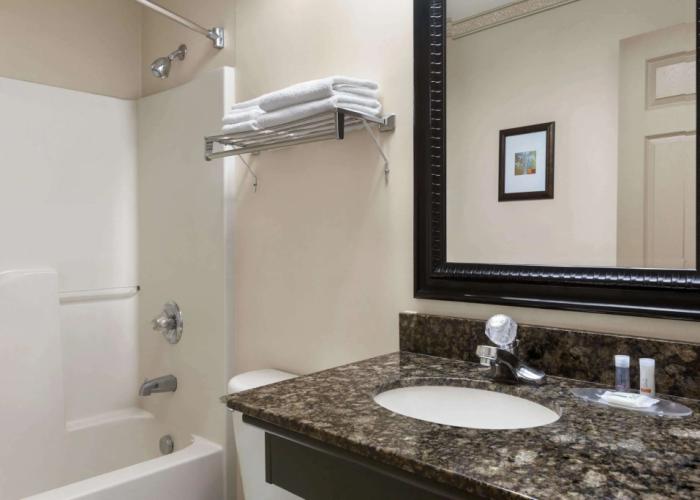 Days Inn & Suites by Wyndham Sault Ste. Marie ON