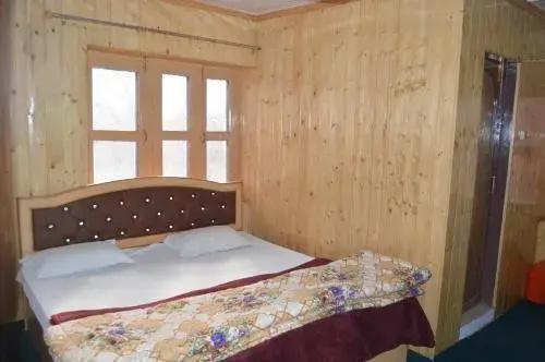 OYO 85927 Marias Hotel