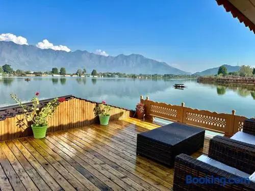 New Zenith Group of Houseboats