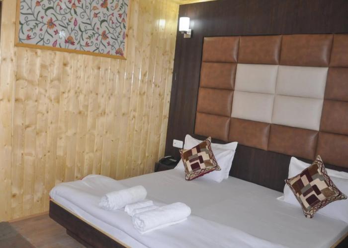 OYO 18872 Hotel Azad