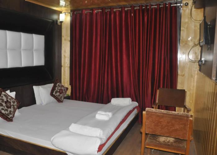 OYO 18872 Hotel Azad
