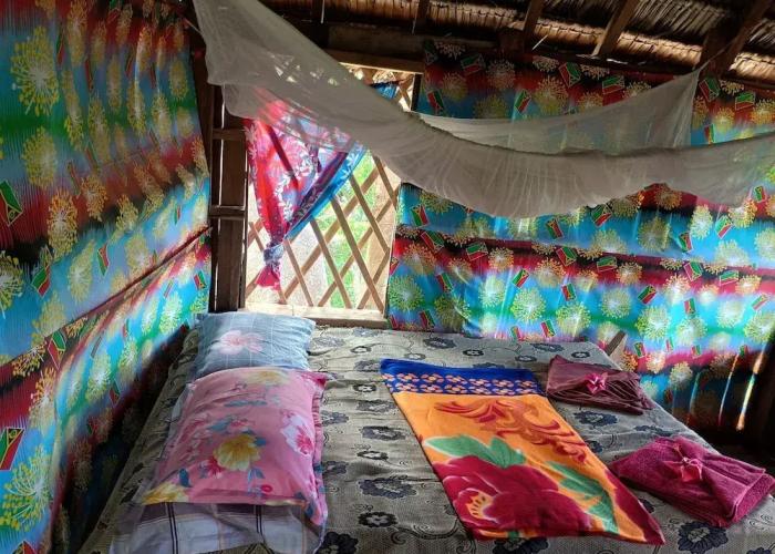 Glowing view tree house and Bangalow