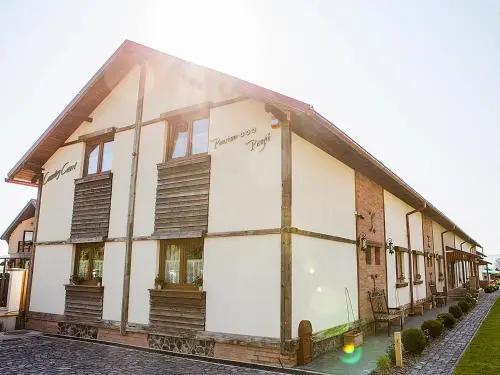 Country Court