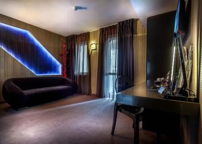 Plaza V Executive Hotel