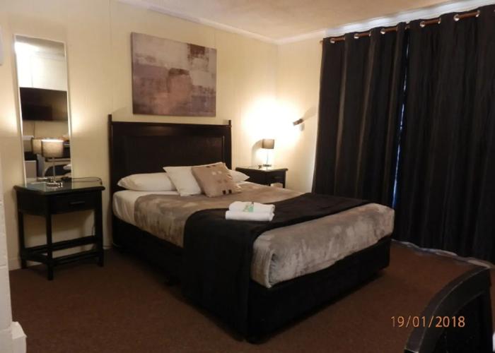 Flying Spur Motel