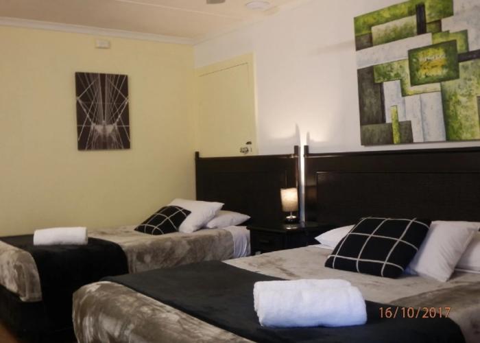 Flying Spur Motel