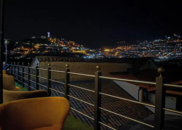 Hotel & Rooftop King Experience by David