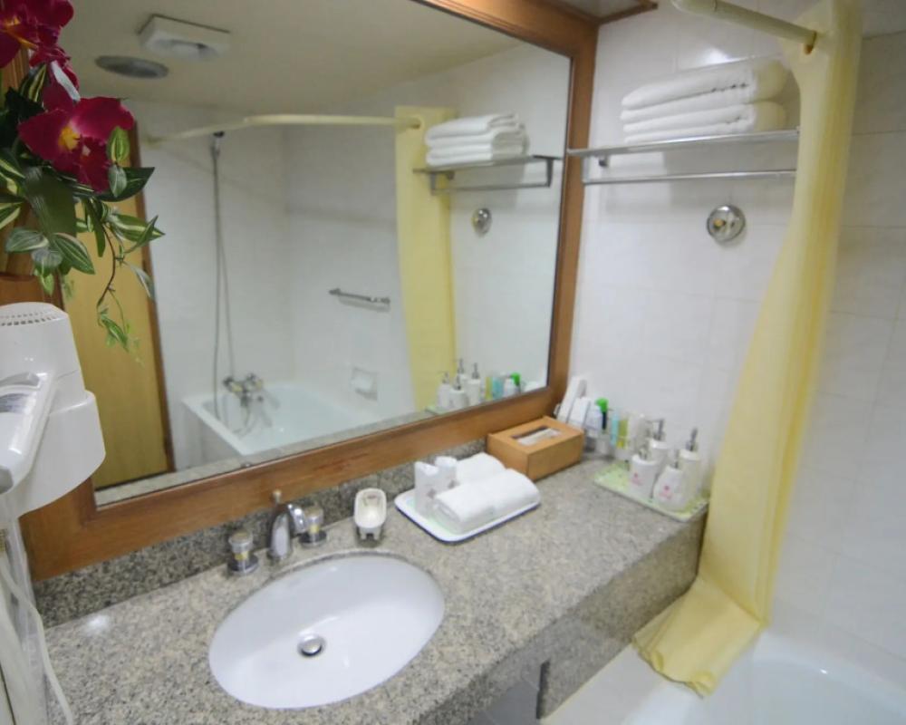 фото Charoen Hotel