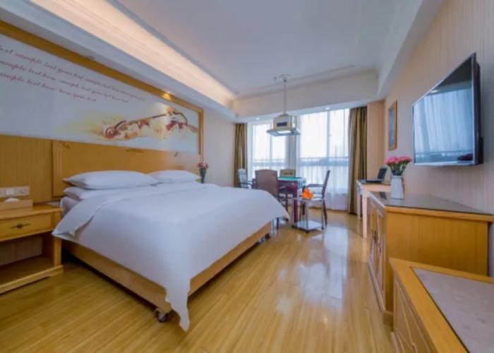 Vienna Hotel (Wuhan Central China Normal University, Huquan Metro Station)