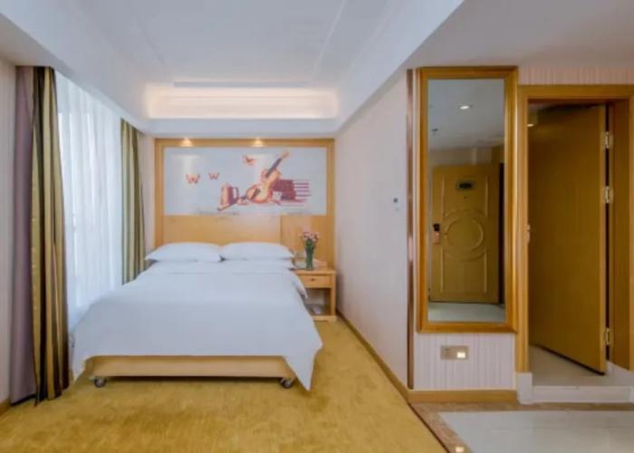 Vienna Hotel (Wuhan Central China Normal University, Huquan Metro Station)