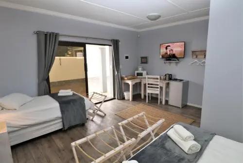 Tiende Laan Bed & Breakfast and Self-Catering