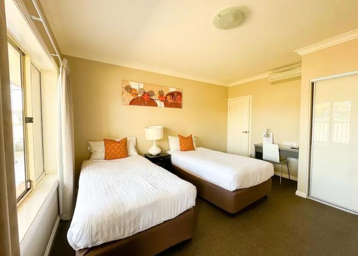 Sundowner Motel Hotel